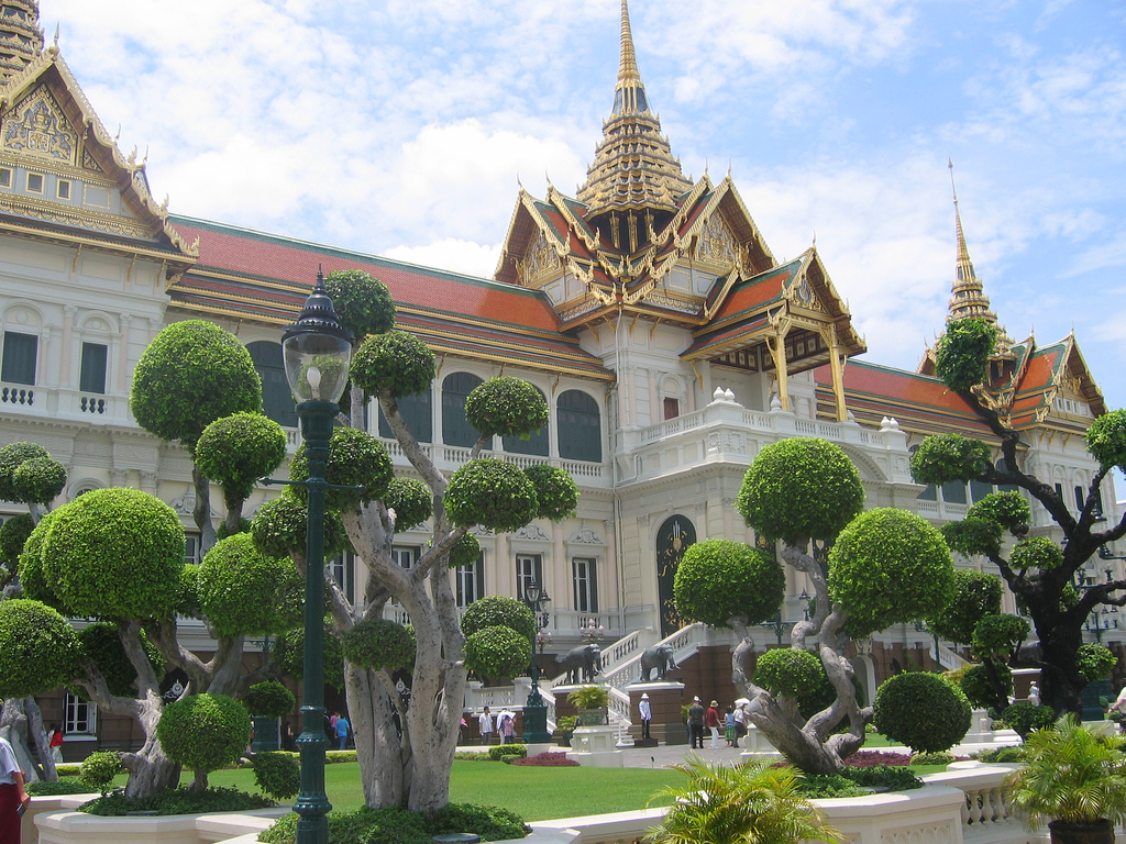 Бангкок дома. Королевский дворец в Бангкоке. Дворец короля Сиама. Королевский дворец — резиденция тайского короля Бангкок. Большой Королевский дворец (Grand Palace) и храм изумрудного Будды.